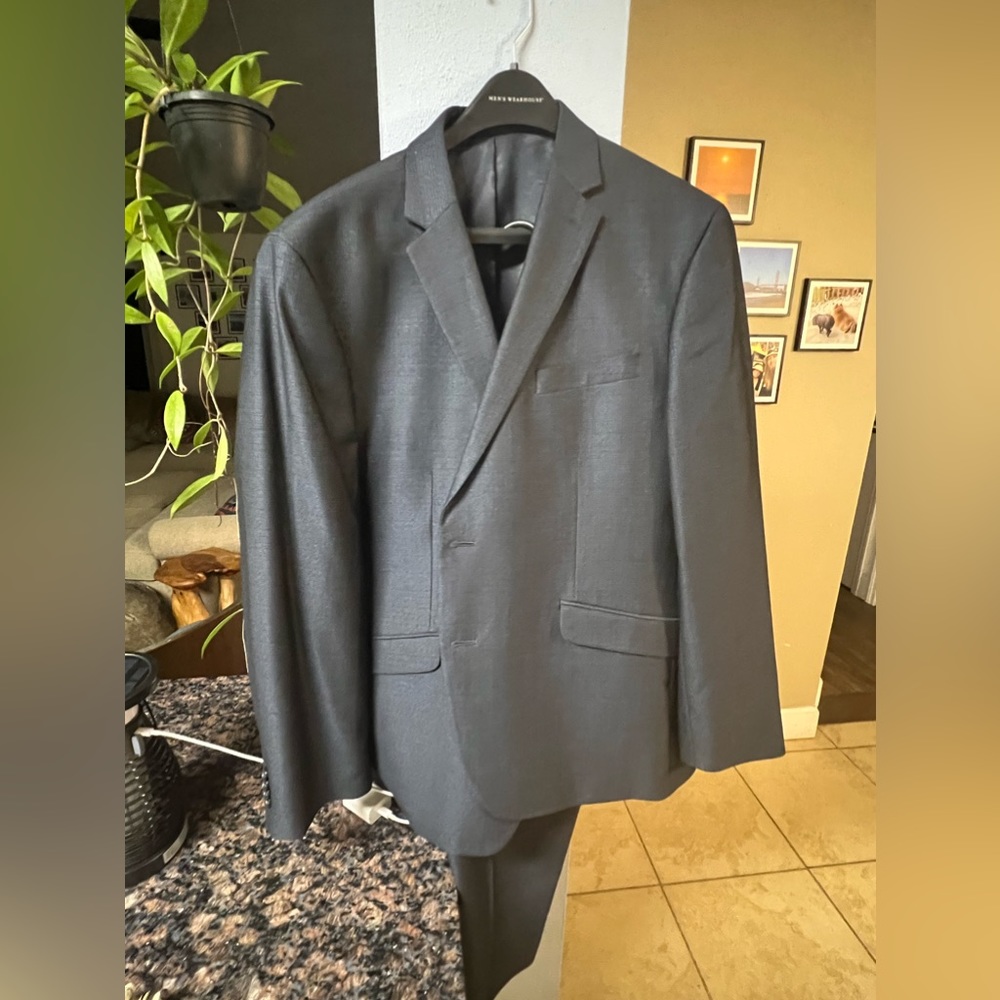 Kenneth Cole Reaction- Mens Suit- Dark Blue, 44R / 36/30 pants- Excellent shape!